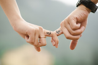 anchor-couple-fingers-friends anchor-couple-fingers-friends