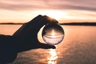 photo-displays-person-holding-ball-with-reflection photo-displays-person-holding-ball-with-reflection