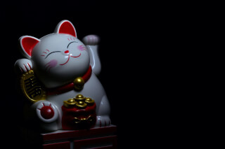 photo-of-maneki-neko-figurine photo-of-maneki-neko-figurine