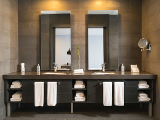 photo-of-mirrors-in-bathroom photo-of-mirrors-in-bathroom